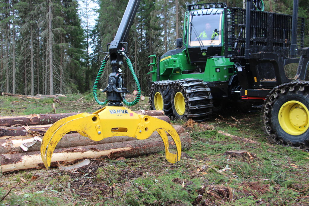 Kuvassa on Vahva C36HD-kahmari John Deere 1510G-kuormatraktorissa hakkuutyömaalla