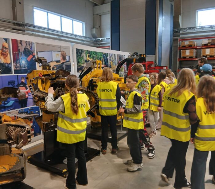 Kummun koulun 5 B luokan oppilaat vierailulla tuotantotiloissa